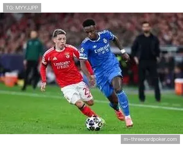 即时报道：本菲卡球员投诉，对方在任意球防守中提前移动未被判罚